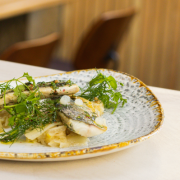 © Filet de maquereau mariné au gingembre - baies roses - citron - aneth - tombée de fenouil - salade d’herbes - <em>Bistrot 17</em>