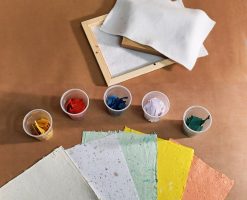 Fabrication de papier recyclé chez Les Façonnarts avec Stéfano